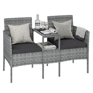 STEELSØN Velara Gartenbank mit integrierten Tisch – Rattan 2er Sitzbank Grau inkl. Kissen – Balkonmöbel wetterfest – Terrassen Sitzgruppe bis 320kg – Balkonbank mit Glas Ablage und Stahlgestell