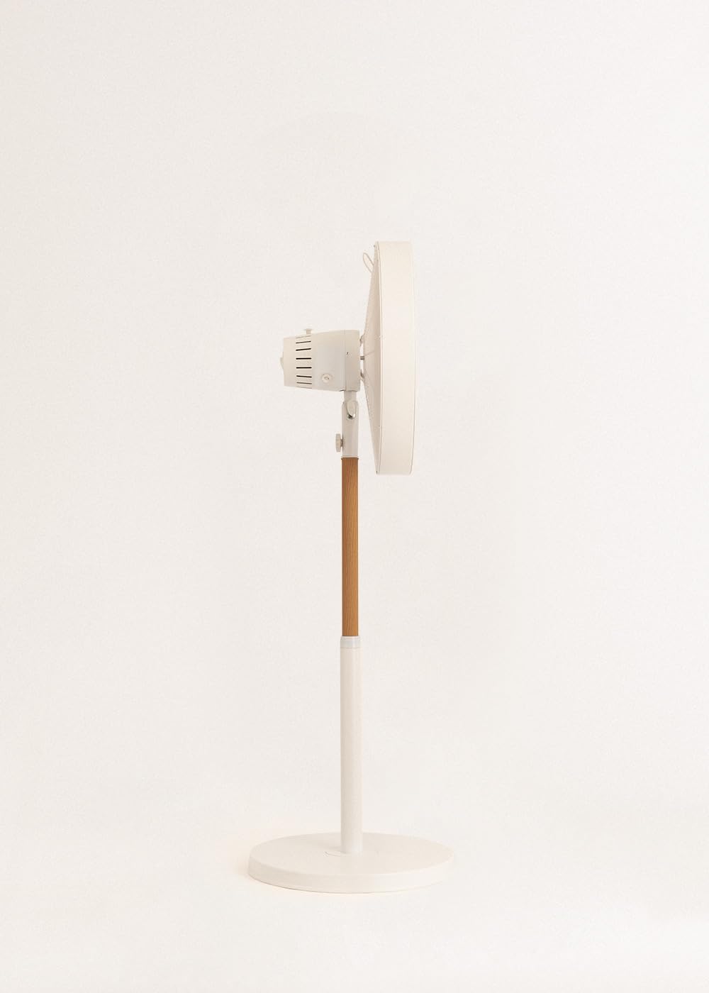 CREATE / AIR STAND WOOD/Ventilador de pie oscilante blanco roto / 50W, altura regulable y ajustable, 3 velocidades, sistema de seguridad, Ø40, mortor de cobre