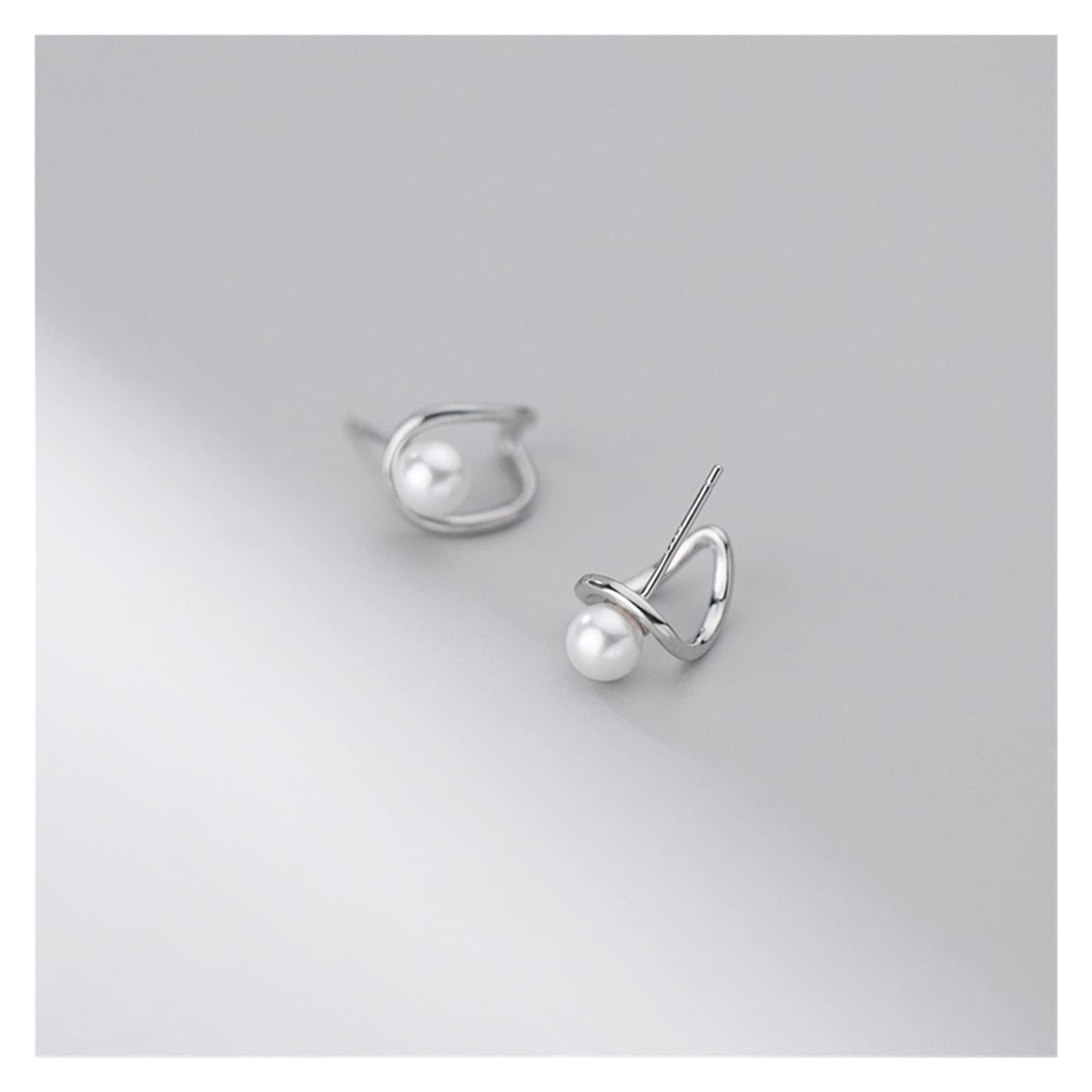 Boucles d'oreilles perles blanches design géométrique creux aux finitions d'exception - 4