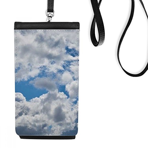 Téléphone noir à l'abri dans sa pochette motif ciel bleu clair