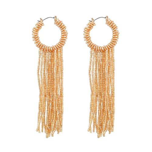 Boucles d'oreilles longues pour habiller un cou dégagé avec élégance