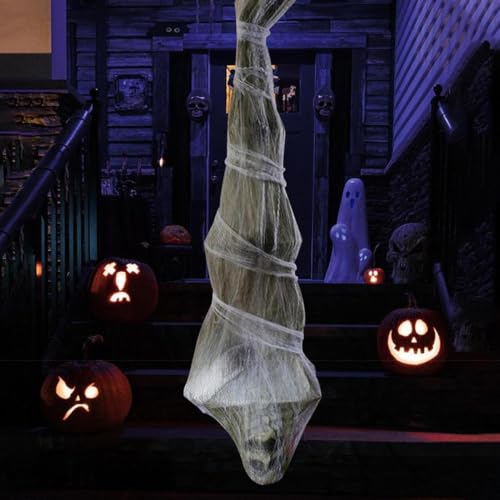 Faux cadavre Halloween pour décorer une terrasse de maison hantée
