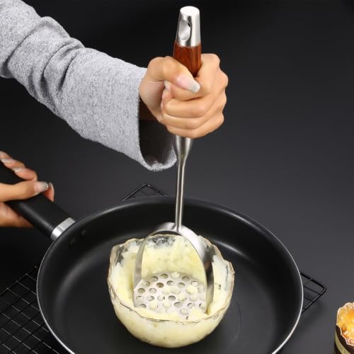Foto von LiangYuanZen Kartoffelstampfer,18/10 Edelstahl-Kartoffelstampfer,mit langer Holzgriff,Hochwertiger Stampfer für Kartoffeln und Knollen-Gemüse,Spülmaschinengeeignet,matt,silbrig