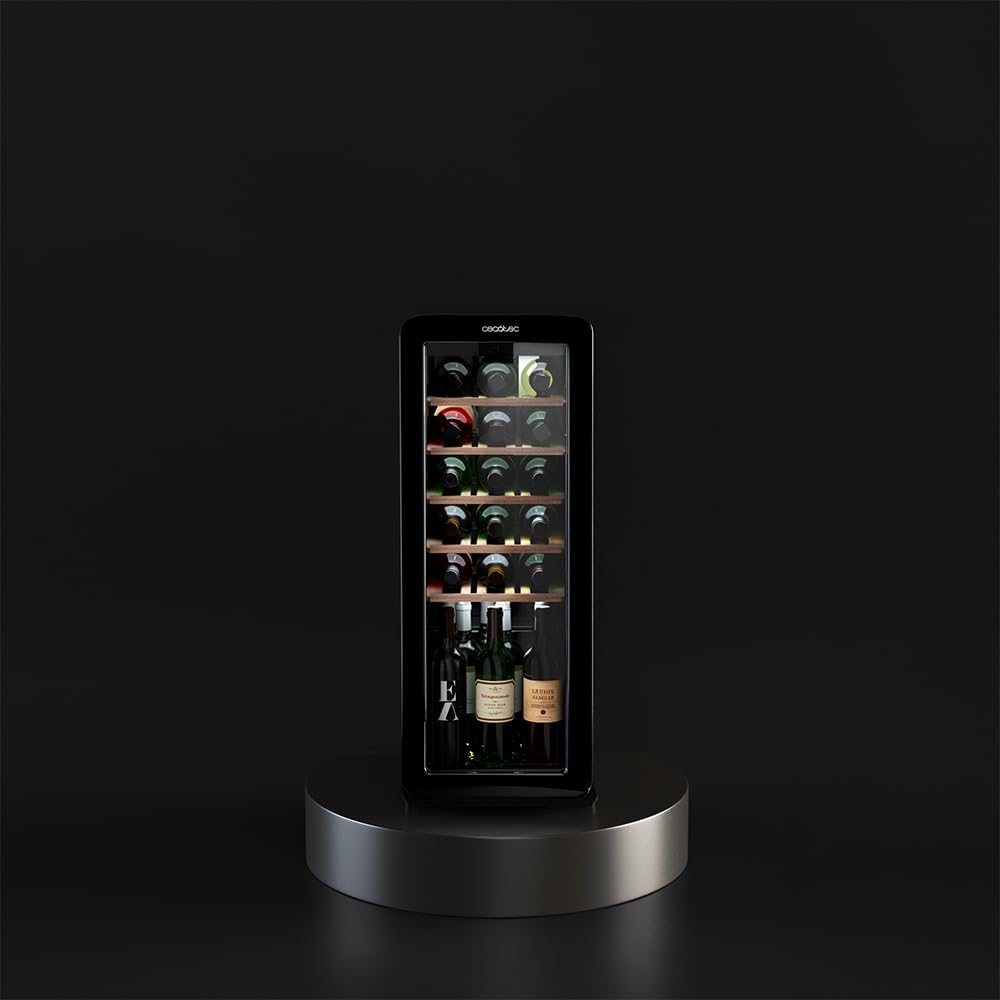 Enterijer view hladnjaka za vino s bocama na drvenim policama