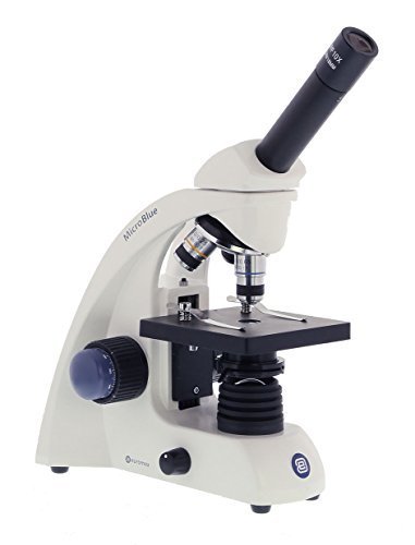 Biologische microscoop bestaande uit een monokularkop met ledverlichting, 40 x - 400 x vergroting, met metalen voet en glazen lenzen.