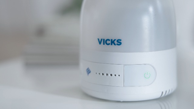 Vicks Umidificatore Personale A Ultrasuoni Piccolo E Silenzioso - Vapore Freddo, Serbatoio 0,7L, Fino A 5 Ore, Per Camera E Ufficio | Con VapoPad Al Mentolo