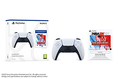 Con un voucher* per 3 pacchetti MyTEAM e 2.500 punti MyTEAM senza costi aggiuntivi, puoi costruire la tua squadra dei sogni con le stelle di oggi e le leggende di ieri in NBA 2K22. Con il controller extra, puoi anche portare il secondo giocatore in campo per le partite multigiocatore locali - perfetto per chi vuole regolare vecchi conti o fare un po' di pratica nella preseason.