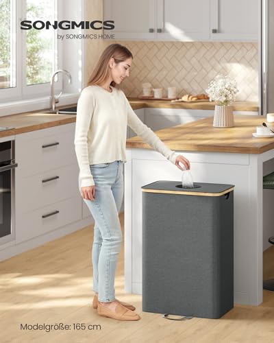 SONGMICS Pfandflaschen-Sammelbehälter, 95 L Pfandflaschen-Behälter, Flaschensammler Leergut, Recycling-Behälter, mit Loch, Deckel, Innensack mit Griffen, Küche, schiefergrau-naturbeige RRB509G01