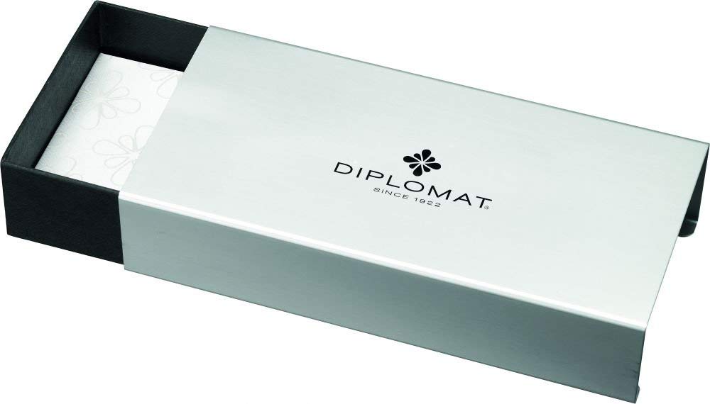 Diplomat A Plus Rhomb Guilloche - Pluma estilográfica con punta de acero (tamaño mediano), color negro | Carcasa de latón, tapa de clic deslizante, convertidor y dos cartuchos de tinta azul en estuche