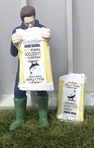 Sac de nourriture pour volailles avec fermier versant le grain pour élevage