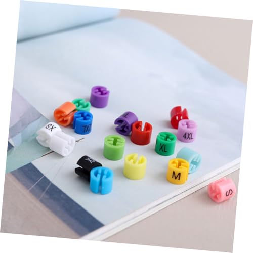 Marqueurs de taille de cintre colorés pour optimiser le dressing familial