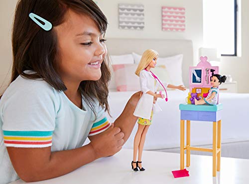 Barbie Pediatra Muñeca rubia doctora con bebé, consulta médica de juguete y accesorios (Mattel GTN51)