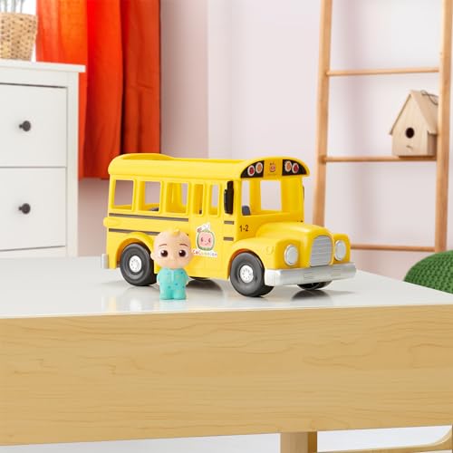 Bandai CoComelon - Bus Scolaire Musical Jaune - véhicule Qui Joue la Chanson The Wheels on The Bus et sa Figurine JJ - CMW0015