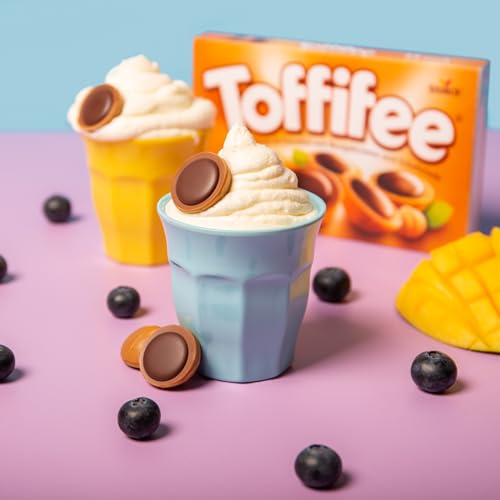 Knusprige Haselnusskern umhüllt von klebrig-süßem Karamell - Detailansicht von Toffifee 125g Haselnuss Karamell – Dea...