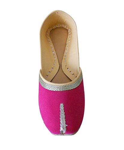 Zapatos planos de terciopelo rosa Kalra con diseño tradicional indio 3