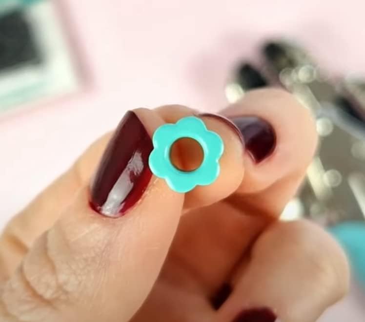 Miniatura 5 de Craftelier - Paquete de 40 ojales en forma de flor  Ideal para tarjetas, álbumes de recortes y manualidades  Válido para diferentes materiales