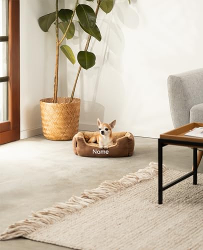lionto Hundebett mit Wendekissen und Rutschfester Unterseite, Heimtierkissen mit tiefem Einstieg für Hunde und Katzen jeden Alters, 50x37 cm, kuscheliges Hundekissen, braun/beige (Namensaufdruck)