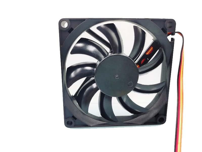 Ventilateur PC 80mm 12V 4 broches pour réparer un boîtier informatique