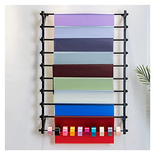 Rangement papier cadeau mural pour atelier créatif bien ordonné