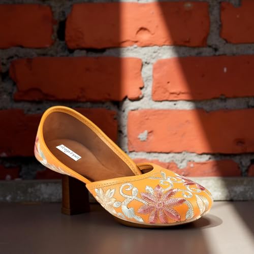 Image of Women Punjabi Embroidery Jutti with Beautiful Design
