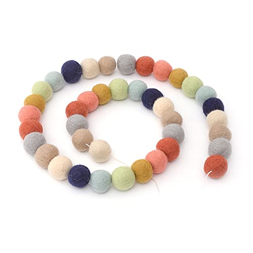 Guirnalda de bolas de fieltro Glaciart One de 9 pies con 40 pompones neutros 7