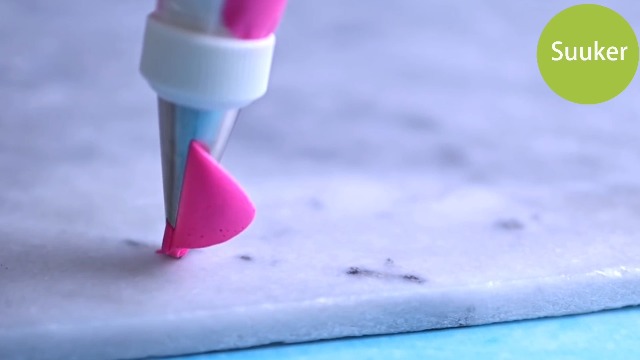 Suuker 7 Pieces Pleated Skirt Piping Nozzles Set, Stainless Steel Russian Nozzles Tips Piping Set For Pastry Fondant,Cake Decorating Supplies Baking Set Tools