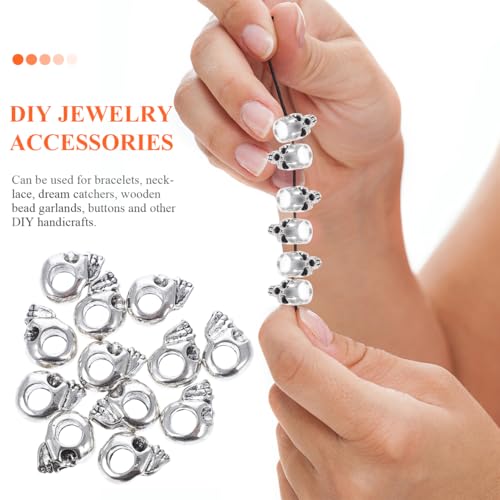 Pulseras de abalorios con calaveras de plata para un look rockero 6