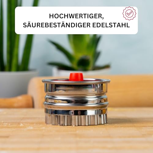 Foto von Westmark Ausstechformen-Set für Linzer-Kekse, 4-tlg., 4 unterschiedliche Motive, Mit Auswerfer, Rostfreier Edelstahl/Kunststoff, Linzer, Silber/Rot, 350022E6