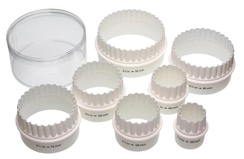 KitchenCraft Cortadores de plástico de doble filo para galletas/pasteles con caja de almacenamiento (juego de 7) - Blanco