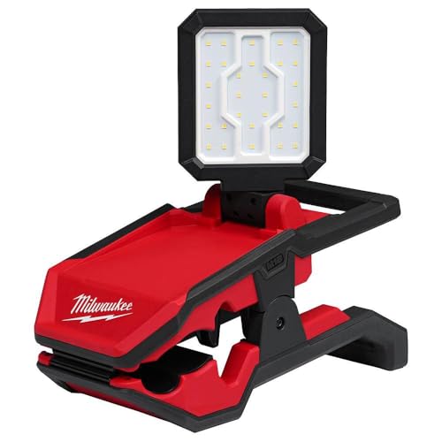 Proyector con pinza Milwaukee M18 Rover para solucionar la falta de luz en zonas estrechas