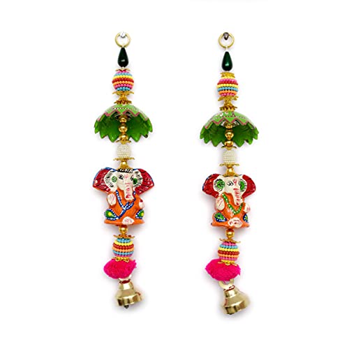 Swayam Exports - Juego de 2 puertas decorativas para colgar en la pared de Lord Ganesha - Ganesh pintado a mano con papel mishi pintado Chatar extremos con campana | 14 pulgadas de largo | Ganpati Cover