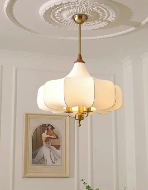 Lustre doré rétro en tissu pour sublimer une chambre à coucher sombre