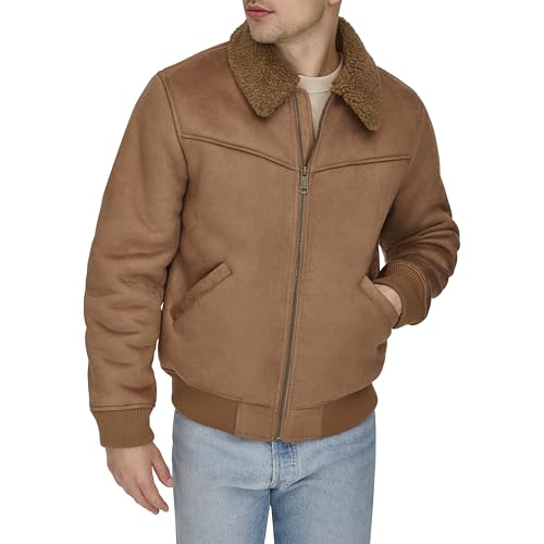 Homem vestindo jaqueta bomber Levi's modelo Shearling Western na cor marrom claro com gola de pelo e fechamento por zíper