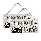 DISEÑO VINTAGE: el lindo letrero de puerta colgante para gatos con las palabras "Espero que te gusten los gatos" en el tablero no solo es perfecto para decorar tus casas, pero también llena tu hogar de un ambiente cálido y hospitalario, Adecuado para decoración de casa de campo rústica de habitación moderna.