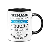 Tassenbrennerei Tasse mit Spruch Niemand ist perfekt aber als Koch ist man verdammt nah dran! - Kaffeetasse Berufe lustig Geschenk (Schwarz, Koch)