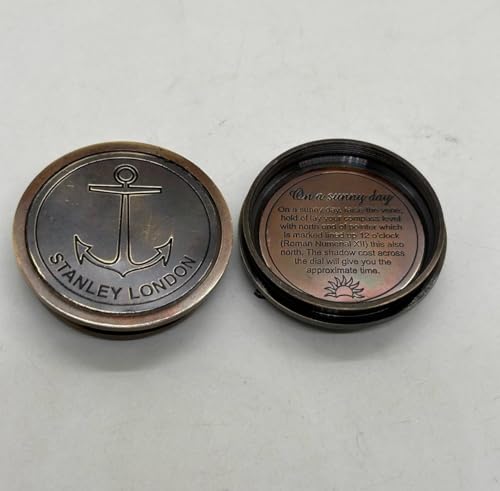 Brújula de bolsillo grabada de latón, herramienta vintage de navegación para senderismo, camping, trekking y aventuras al aire libre miniatura 4