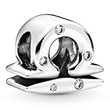 Die eine Seite ist poliert und mit Cubic Zirkonia besetzt, die andere ist mit Metallperlen und winzigen Sternendetails versehen