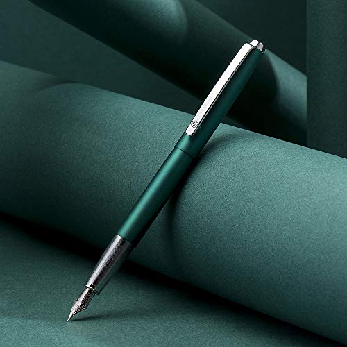 Stylo plume en métal vert avec plume courbée élégante et son étui
