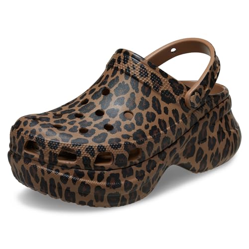 Gli zoccoli Crocs Classic Bae portano la silhouette iconica a nuove altezze audaci. Con una suola platform ultra sagomata, questi zoccoli offrono uno stile eccezionale e un comfort elevato. La tomaia rimane fedele al design classico che ami, mentre la personalizzabile