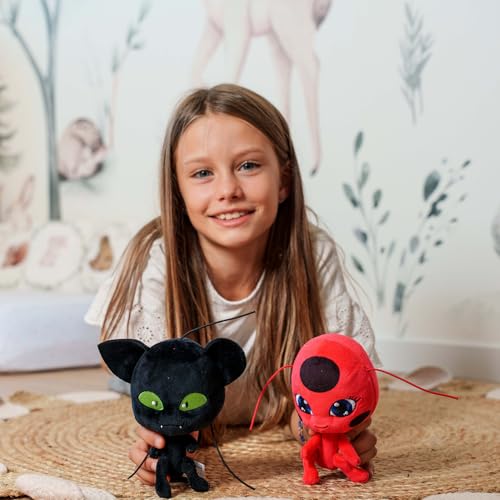 BANDAI - Miraculous - Weiches Stofftier 15cm - Tikki - Offizielle Miraculous Lizenz - Plüsch Kwami Marienkäfer Tikki - Spielzeug für Kinder ab 4 Jahren - P50691