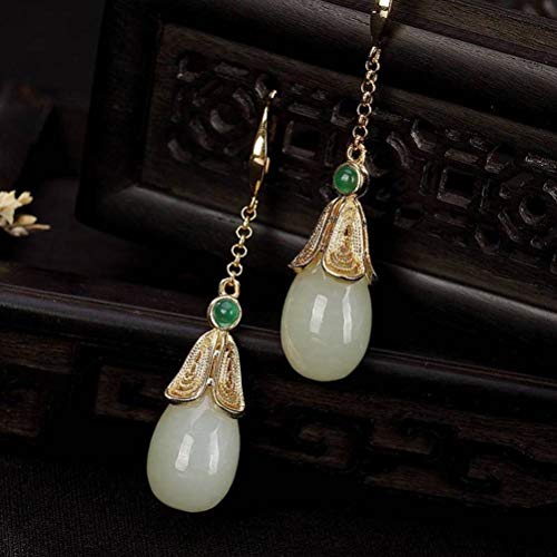 Boucles d'oreilles néphrite longues contre les visages ternes : éclat magnolia