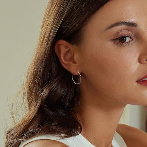 Boucles d'oreilles huggie géométriques en argent précieux avec finition triangle