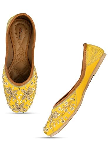 Women Ethnic Footwear Mojari/Punjabi Jutti-Yellow Dabka