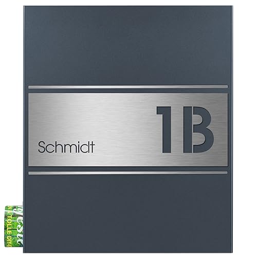 MOCAVI Briefkasten mit Edelstahl Hausnummer und Name anthrazit-grau (RAL 7016) MOCAVI Box 141 Postkasten mit Zeitungsfach Edelstahl-Detail matt Gravur Postkasten mit Zeitungsrolle groß modern DIN A4