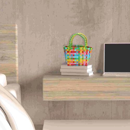 Panier en plastique rose : la solution rangement de plage d'été