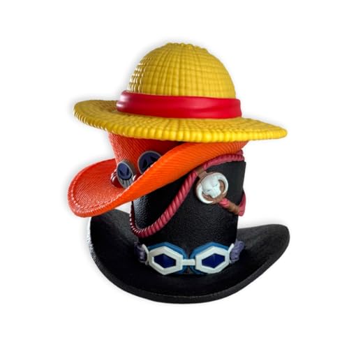 Plastoy - Salvadanaio One Piece : Pile Di Cappelli (Luffy, Ace, Sabo)