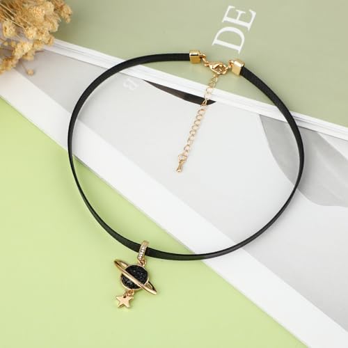 Yolev Choker Schwarz Halskette Damen Leder Goth Halskette Schwarzes Halsband Gothic Choker Halsband Kette mit Kosmischer Planet Anhänger Schmuck Lederkette Damen Mädchen Weihnachten Zubehör