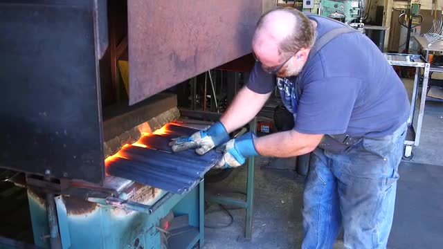 El Soporte De Productos De Cobre Martillado Con Textura Rústica Y
