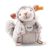 MAßE: Mit einer Gesamtlänge von 18 cm kann Ihr kleines mit Chinchi Chinchilla tolle Abenteuer zu Haus und unterwegs erleben. Natürlich will der niedliche Chinchilla auch schmusen und schmiegt sich gerne in die Kinderarme. Der zauberhafte National Geographic Chinchi Chinchilla ist ein Freund, der sich auf leisen Sohlen in jedes Herz schleicht. Dieses niedliche Nagetier hat seinen natürlichen Lebensraum in dem südamerikanischen Andenstaat Chile, wo es die Gebirgsregionen bewohnt. Wegen seines überaus weichen Fells wird dieses Tier in der freien Wildbahn stark bejagt und ist deshalb vom Aussterben bedroht. Das Fangen und Halten als Haustier trägt dazu bei, da es exportiert und weltweit im Handel für die Käfighaltung angeboten wird