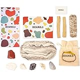 El Ritual Calma y serenidad contiene: un Sahumerio de 10cm de Salvia Blanca, dos Palo Santo para quemar, piedras naturales de jaspe rojo, sodalita, cuarzo blanco, piedra de luna, cuarzo azul, pulsera de hilo encerado ajustable de jaspe verde en una bolsita de algodón, una bandeja hecha a mano de Jesmonite con un diseño único, un dosier donde explicamos con detalle en qué consiste y cómo realizar el ritual, con espacio para escribir y proyectar tus deseos y una cajita de cerillas.